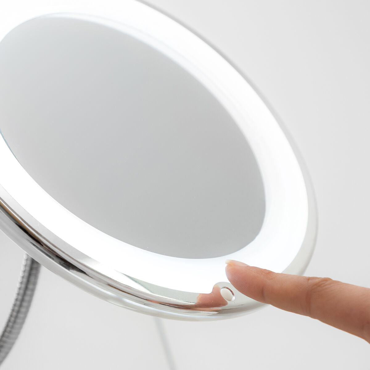 LED magnifying mirror with Flexible Arm and Suction Pad Mizoom InnovaGoods-5